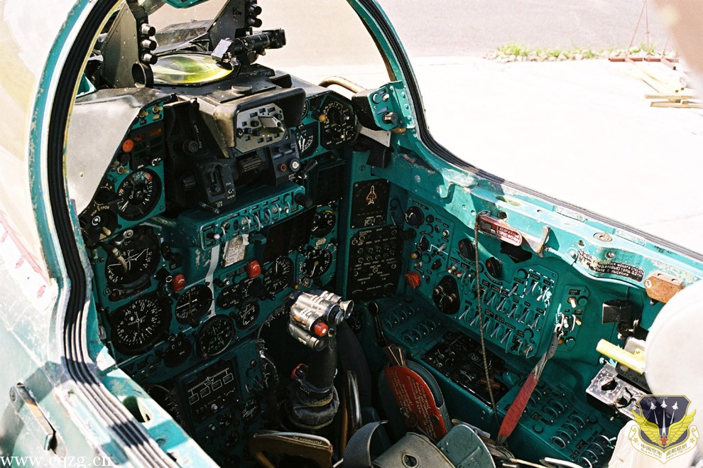MiG23_cockpit_Ta23e9yiFUFf.jpg