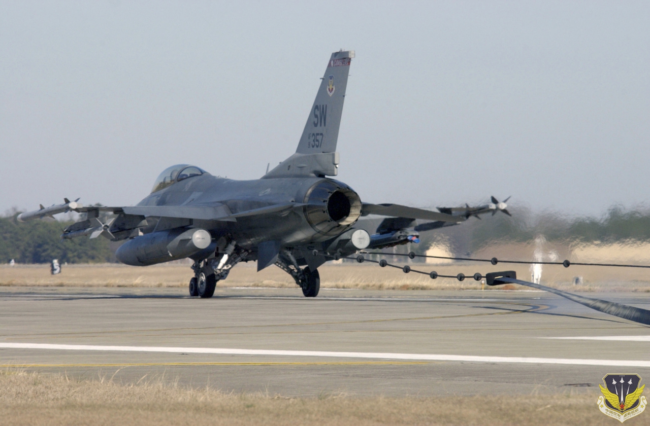 USAF_F-16_hooks_an_arresting_cable.jpg